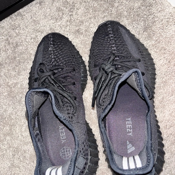 Yeezy 350 - Picture 4 of 5